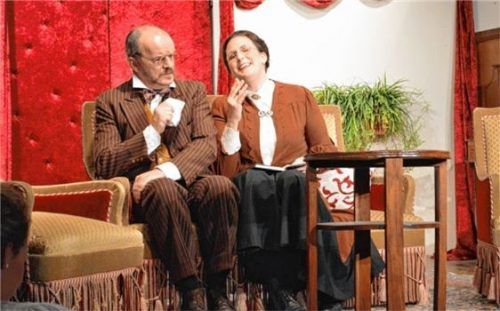 Was weiß der neue Besucher der Pension Schöller nicht für spannende Geschichten zu erzählen: Philipp (Markus Mädler) mit der Schriftstellerin Sophie (Stephanie Rothbächer). Foto  Seiberath