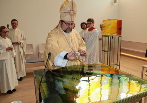 Weihbischof Wolfgang Bischof verteilte Chrisam auf dem neuen Altar. Fotos Rehberg