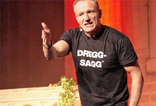 Wenn der selbst ernannte „Dreggsagg“ die Welt erklärt: Michl Müller im Mühldorfer Stadtsaal.Foto vk