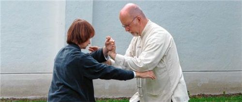Wenn pflegende Angehörige eigene Termine haben, wie etwa einen Sportkurs, kann über die Verhinderungspflege eine Ersatzpflegekraft finanziert werden. Foto  Uwe Strachovsky/be.p