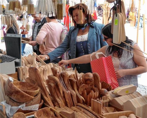 Wer etwas für den Haushalt benötigt oder auf der Suche nach einem Geschenk ist, der wird am Warenmarkt garantiert fündig.