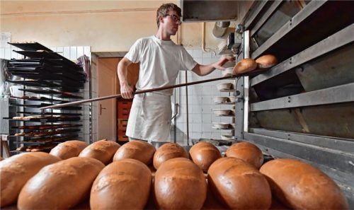 Wer leitet künftig die Backstube? Produzierende Betriebe sind derzeit besonders stark von der Situation der ungelösten Nachfolge betroffen. Foto dpa