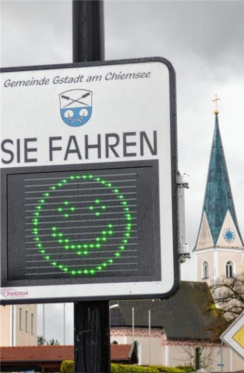Wer sich an Tempo 50 innerorts hält, wird mit einem Lächeln belohnt. Am Ortseingang von Gollenshausen aus Richtung Seebruck wird Autofahrern seit Neuestem ihre Geschwindigkeit vor Augen geführt. Foto Thümmler
