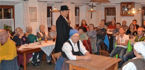 Wie beim Stubenspiel üblich, findet das Schauspiel mitten im Wirtsraum statt. Unser Foto zeigt die Akteure der Simsgaubühne „Die Oane“ (Anita Kronast, links), „der Oid“ (Charly Furtner) und „die Ander“ (Irmi Hinterstocker).Foto  Niessen