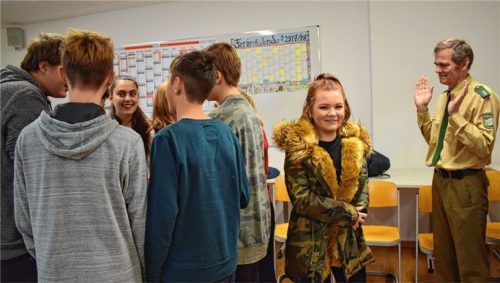 Wie es ist, von einer Gruppe ausgegrenzt zu werden, erlebten die Achtklässler bei einem Rollenspiel unter Anleitung von Polizist Christian Pfaffinger am eigenen Leib. Dafür stand eine Schülergruppe Schulter an Schulter im Kreis – mit dem Auftrag, eine Person so lange zu ignorieren, bis glaubhaft das Zauberwort „bitte“ fällt.Foto kad