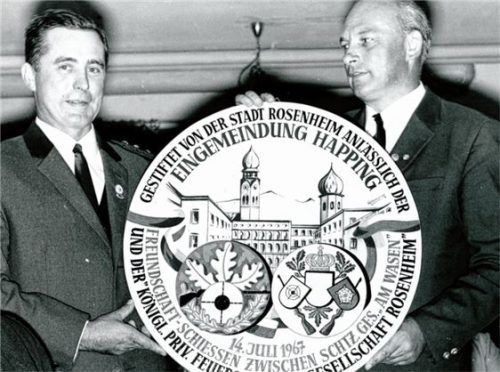 Wie sich die Bilder gleichen: 1967 übergab Schützenmeister der FSG Rosenheim Franz Thaller (links) die Ehrenscheibe an den Schützenmeister der SG Wasen Happing Johann Opperer. Foto Krämer