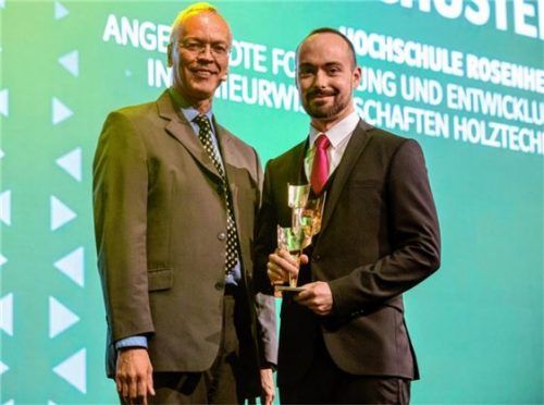 Wolfgang Schuster (rechts) erhält als bester Absolvent der Hochschule Rosenheim den Kulturpreis Bayern, überreicht von Matthias Keller-May vom Bayerischen Rundfunk. Foto Steinemann/Bayernwerk AG