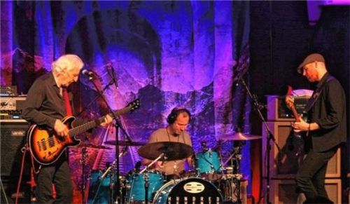 Woodstock-Feeling mit Leo Lyons Damon Sawyer und Joe Gooch (von links). Foto re