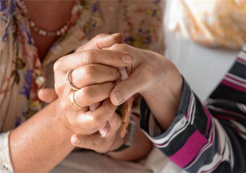 Zeit für Zuwendung: Das macht das Konzept der Hospizinsel aus, die der Hospizverein zusammen mit dem Adalbert- Stifter-Seniorenwohnen für schwerstkranke Erwachsene jeden Alters in Waldkraiburg aufbauen will. Foto  dpa