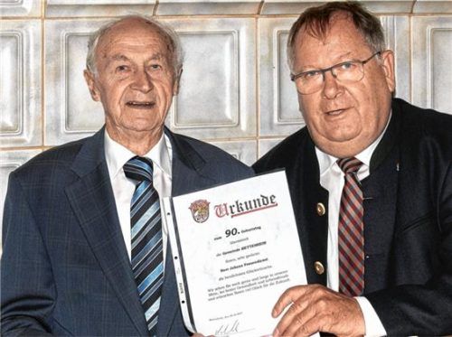 Zum 90. Geburtstag von Johann Frauendienst (links), der mit Ehefrau Marianne bis 1992 die Gastwirtschaft „Kreuzer-Wirt“ leitete, gratulierte Bürgermeister Stefan Schalk. Foto kch