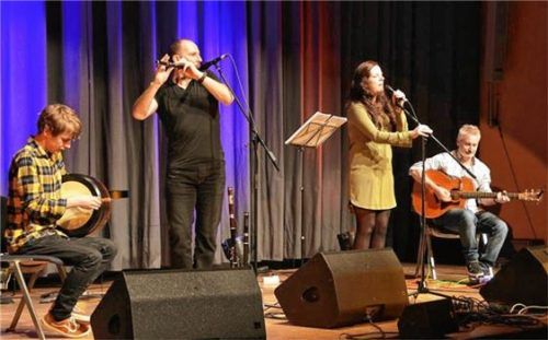 Zur Freude des Publikums im Haus der Kultur: Gráinne Holland und Band.Foto gka