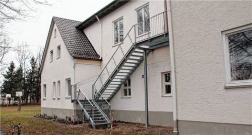 Zusätzlicher Fluchtweg: Am Schulhaus in Thansau führt nun auch eine Außentreppe vom ersten Stock ins Freie.Fotos reisner