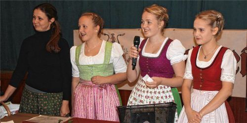 Zusammen mit Brigitte Kronast, der Zweiten Vorsitzenden des Nußdorfer Obst- und Gartenbauvereins, ließen sich Theresa Kronast, Sophia Rottmüller und Katharina Lerch eine lustige Tombola einfallen.Foto Steffenhagen