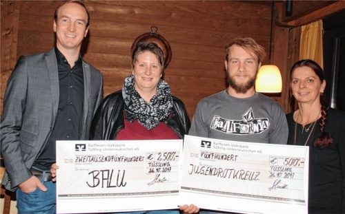 Zwei Spendenschecks wurden von Claudia Huber-Palazzo (rechts) und René Stadler (links) an Elisabeth Schneider von Balu und an Sebastian Hogger vom Jugendrotkreuz übergeben. Foto wag