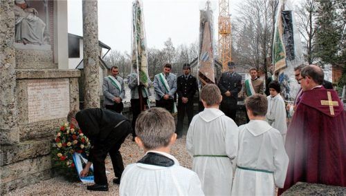 Zweiter Bürgermeister Vitus Gasteiger legte in Bad Feilnbach einen Kranz nieder. Foto  Strim