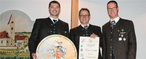Zweiter Vorsitzender Heinz Ott, der neu ernannte Ehrenschützenmeister Peter Spötzl und Schützenverein-Vorsitzender Andreas Haas (von links). Foto  re