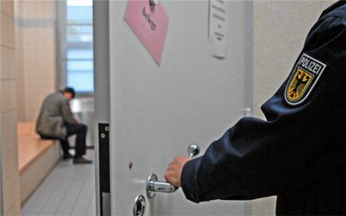 Zwischenstopp Gefängniszelle: Das Symbolfoto zeigt einen Polizeibeamten, der die Tür zu einer Gefängniszelle schließt. Foto re
