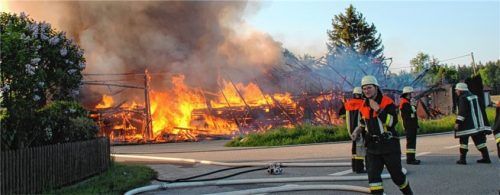 140 Feuerwehrmänner bekämpften im Mai einen Großbrand in Obermoosham. Foto  fib