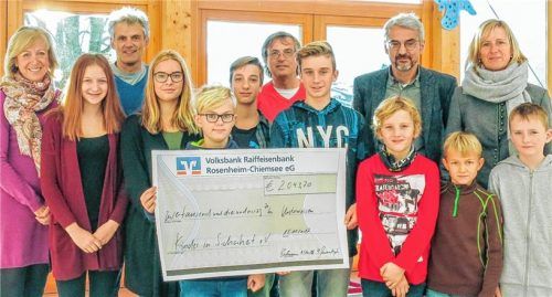 2043 Euro aus ihrem Lauftag spendeten die Schulen aus Reit im Winkl, Schleching und Unterwössen an „Kinder in Sicherheit“. Neben den Schülersprechern und -vertretern freuten sich (hinten, von links) die Rektoren Elfie Bachmann und Otto Manzenberger, Klaus Mühlberger von „Kinder in Sicherheit“ (hinten, Mitte) sowie Konrektorin Bärbel Schmalfuß (hinten von rechts) und Lauftag-Organisator Hans Ostermaier.Foto lfl
