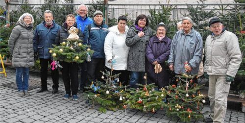80 geschmückte Bäumchen für Bedürftige