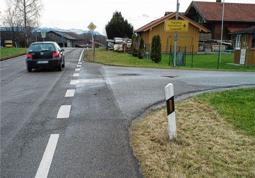 950 Meter Radweg von Steinhart bis Oberfarrach wünscht sich die Gemeinde. Dann würde es hier für die Radfahrer weitergehen.Foto günster