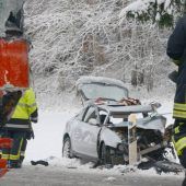 Auto kracht in Schulbus