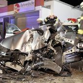 Betrunkener rast in Tankstelle