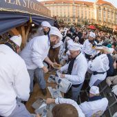Tausende wollen ein Stück vom Riesenstollen