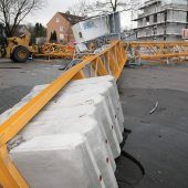 Kran kracht auf Schulweg