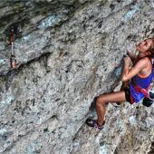 Lara im steilen Fels
