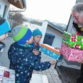 Kindergarten Ostermünchen: Über 70 „Geschenke mit Herz“ verladen