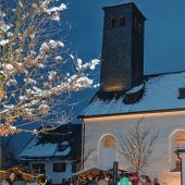 Am Schneetisch über neuen Maibaum beraten