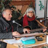 Besinnliche Stimmung und leise Musik beim Auer Weihnachtsmarkt