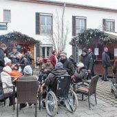 Advent vor dem Seniorenzentrum