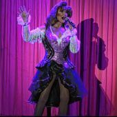 Burlesque-Show im Mühldorfer Stadtsaal: Nicht mit Reizen gegeizt