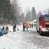 Zwei Leichtverletzte durch Schneeglätte