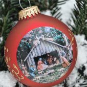 Christbaumkugel zeigt die Pfarrkrippe