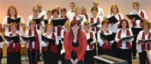 Achental-Chor meistert erstes Adventskonzert mit neuer Dirigentin