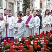 Adventskränze der Frauen und Gebasteltes von den Ministranten