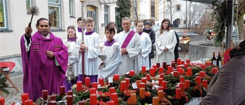Adventskränze der Frauen und Gebasteltes von den Ministranten