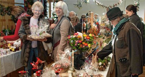 Adventskränze zur Eröffnung des Bernauer Handarbeitsmarktes gesegnet