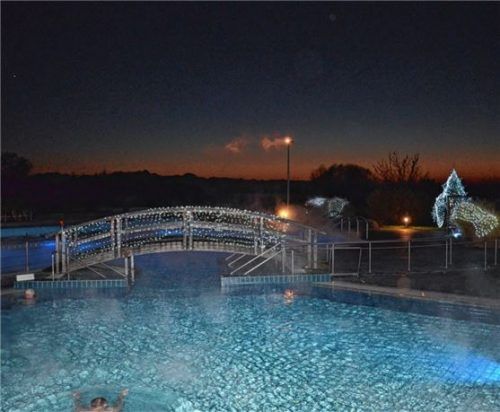 Adventsstimmung herrscht im Außenbereich der Thermenlandschaft der Chiemgau Thermen Bad Endorf.