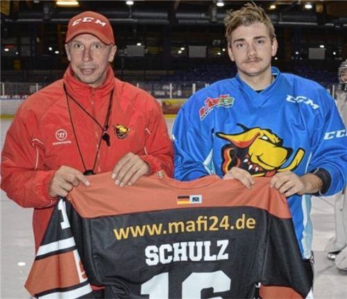 Aibdogs-Trainer Markus Berwanger präsentiert den neuen Stürmer Marcel Schulz.