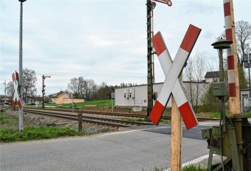 Als Ersatz für den Bahnübergang Weidenbach gab es ursprünglich drei Varianten. Statt des geplanten Straßenbaus südlich der Bahnlinie bis nach Küham will die Gemeinde Heldenstein eine Straßenunterführung. Foto hi