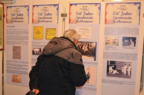 Altbürgermeister Ludwig Reimeier hatte die Ausstellung angeregt – und schaute sich alles gleich ganz genau an.
