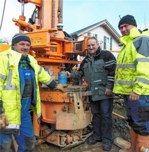 An der Bohrstelle, von rechts: Bohrmeister Mirsad Mujcinovic von der Firma Eder, Bürgermeister Alfred Lantenhammer und Martin Harcuba von der Firma Eder.Foto ann