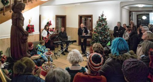 Andächtig lauschten die Zuhörer im Foyer des Fletzinger Hotels.Fotos john cater