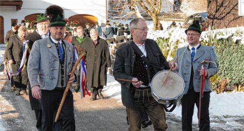 Angeführt von den Organisatoren Sepp Goldmann und Hans Hollerieth (von links), und musikalisch vom Gießenbachklang begleitet, bewegte sich der Zug der Hochzeitslader in Richtung Kirche.Fotos hko