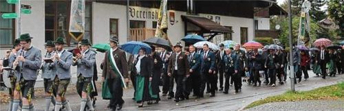 Angeführt von der Feilnbacher Musi zogen die befreundeten Vereine zum Jubiläumsgottesdienst.