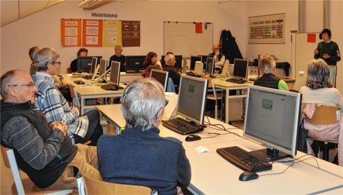 Anja Schmidt von der Polizeiinspektion Grassau (rechts) warnte die Senioren des Computerkurses umfassend, welche Gefahren im Internet lauern.Foto eder